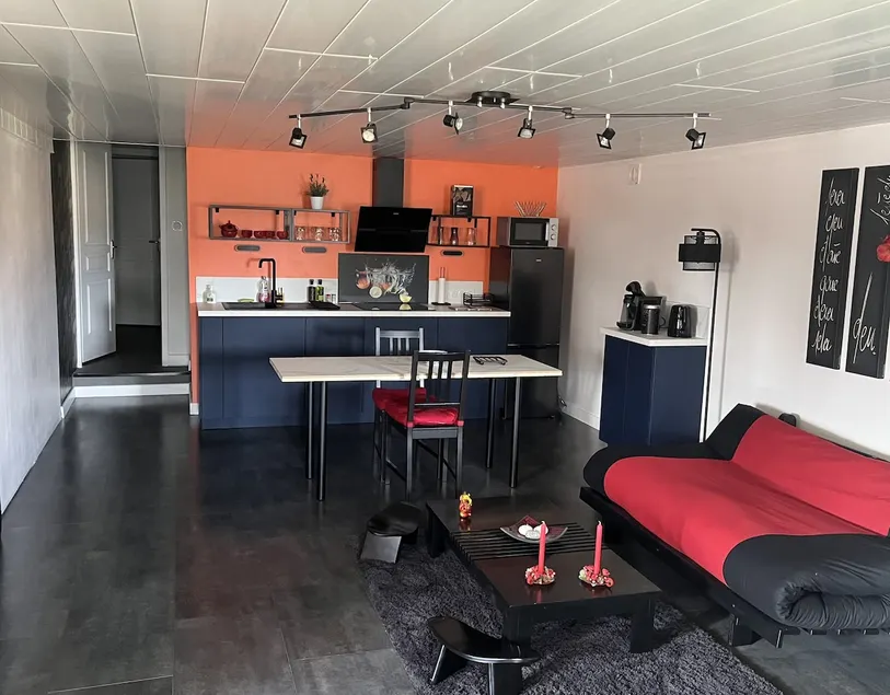 2-room apartment of 50 m² + terrace and garden & pool views - Image 1