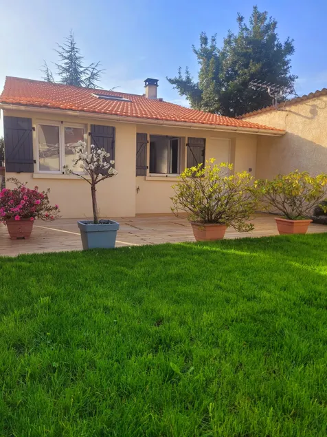 Detached house large private enclosed garden - Image 1