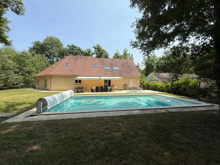 New house with pool in a wooded area - Image 1