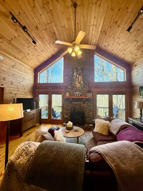 2BR/2BA Cabin Near Downtown West Jefferson  Fireplace + Workspace - Image 1