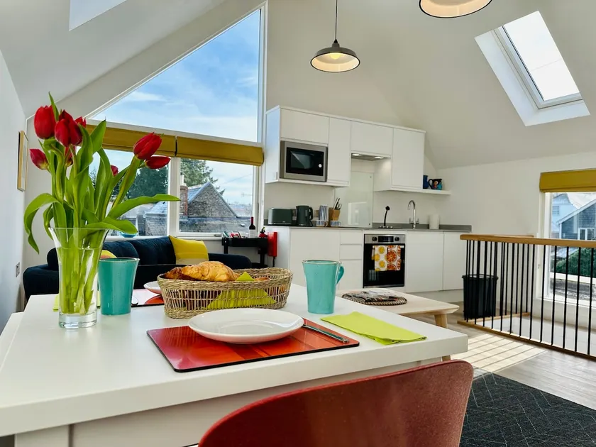 Light, modern & centrally located apartment. - Image 1