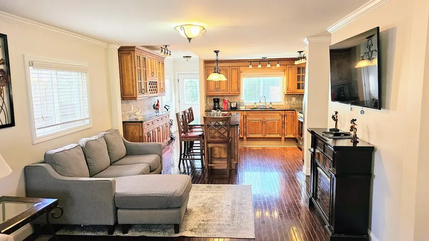 Quaint duplex + pvt yard-Walk to town/train/beach! - Image 1