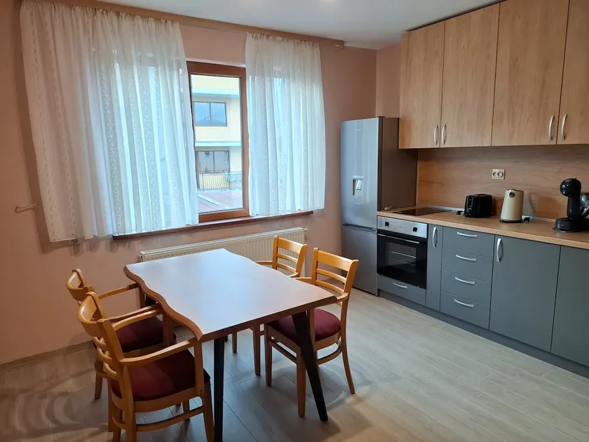 Mysigt hus nära gondolen i Bansko. - Image 1