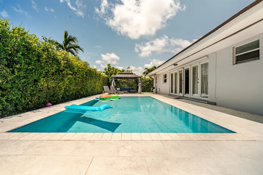 Private Pool + BBQ • Parking x4 • Near MIA - Image 1