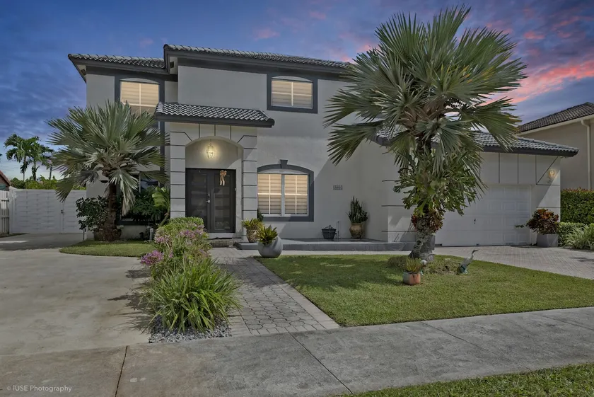 Spectacular, spacious,completely modern, 4/3 home - Image 1