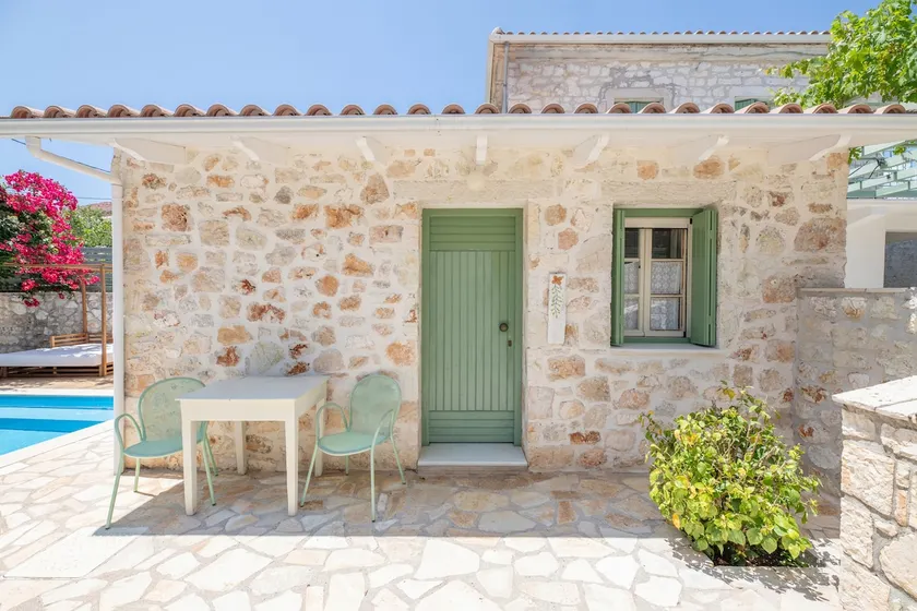 Cosy studio in village centre - Image 1