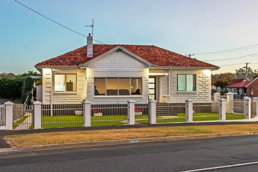 Central home with river views - Image 1