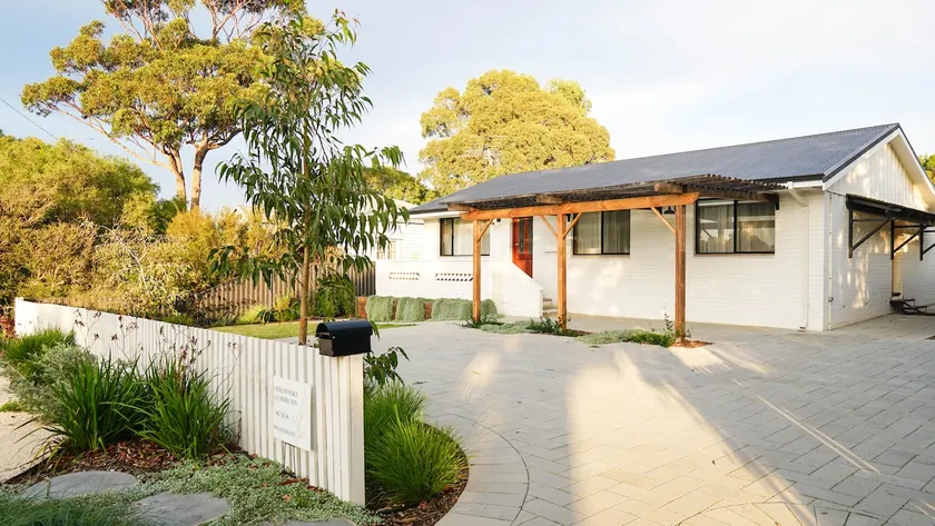 Central, spacious & detached house near the river. - Image 1