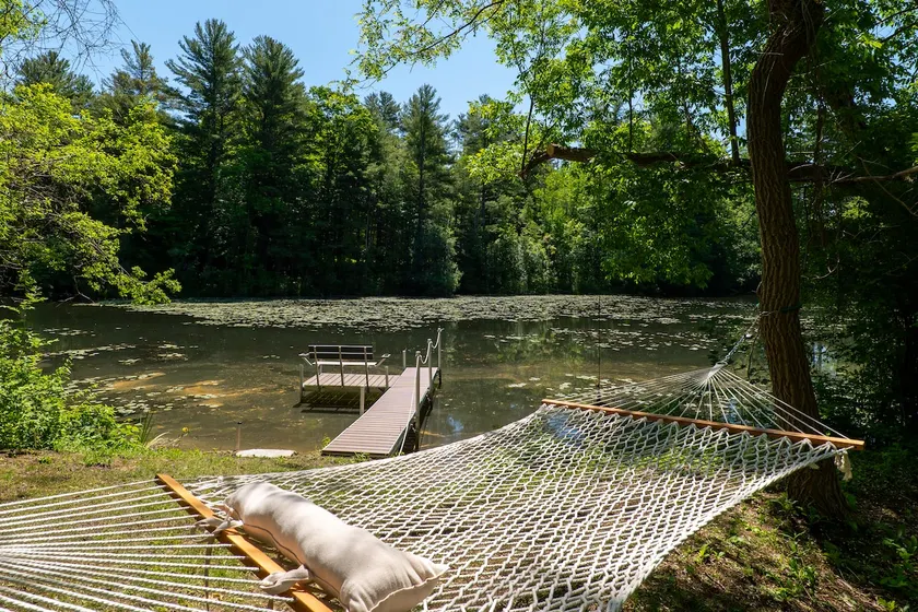 Lakeshore cabin with beach and dock - Image 1