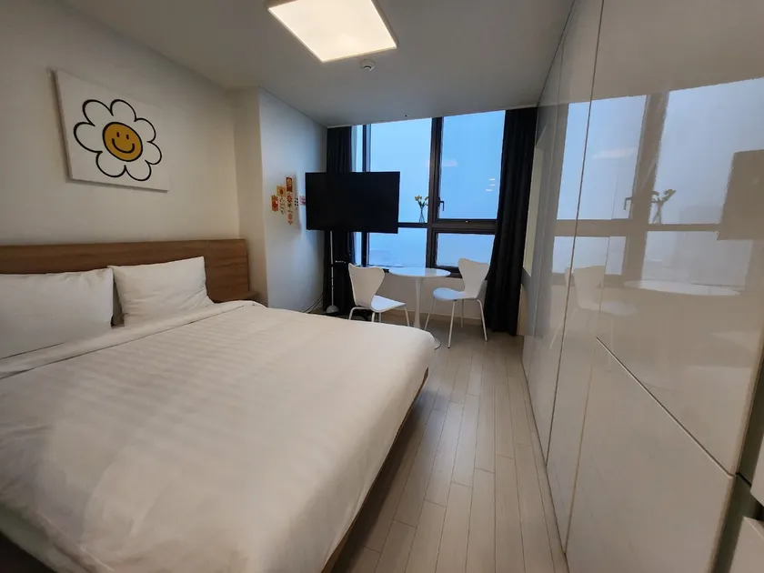 [Staymate] Moonlight Park Station 3 minutes#OTT complete#Queen bedroom#Beautiful night view - Image 1