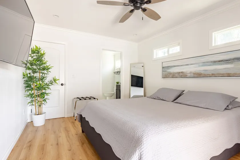 King Bed suite w/ exclusive 420 friendly patio - Image 1