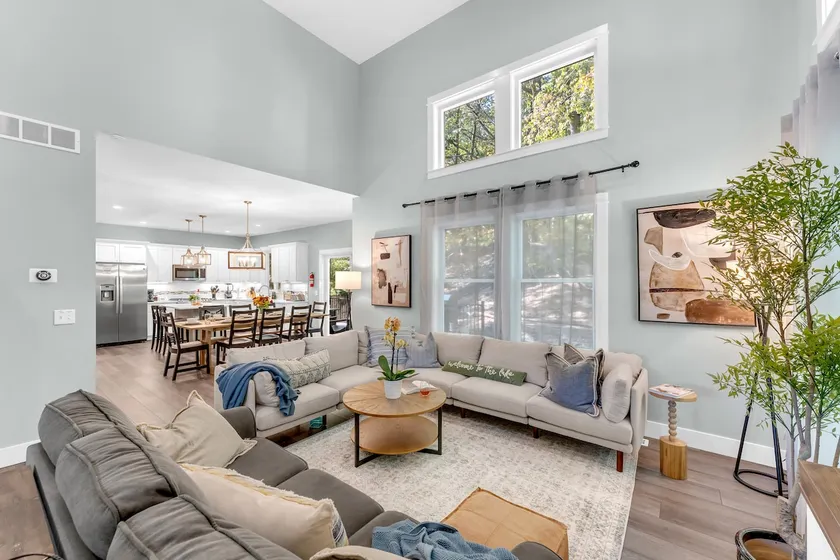 10 Min to Lake MI • Luxe • Sleeps 12 • Spacious - Image 1