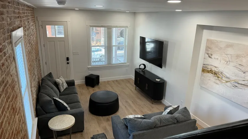 South Side Beauty 4br,2 bath. Central air, parking - Image 1