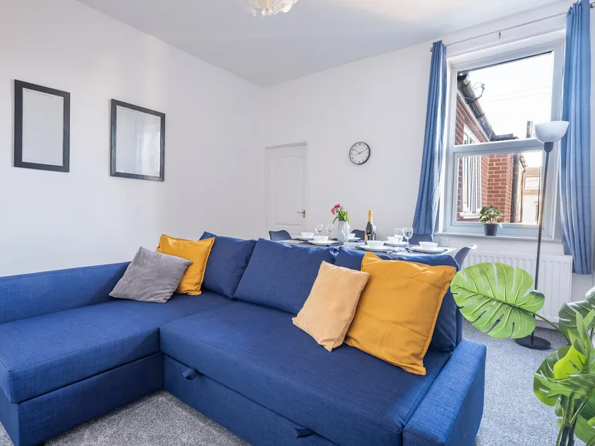 Spacious 3 Bed Great Location-FREE Parking & WiFi - Image 1