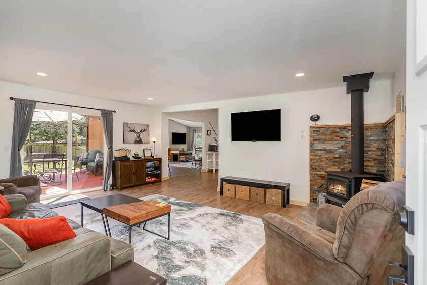 Bear’s Den Hideaway with Hot Tub - Image 1