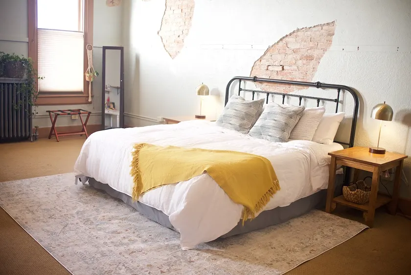 Updated Spacious Studio Apartment over Coffeeshop! - Image 1