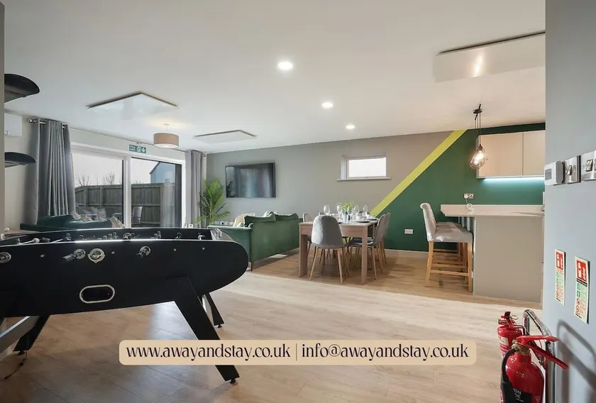4-bed eco-home with trampoline & tennis court - Image 1