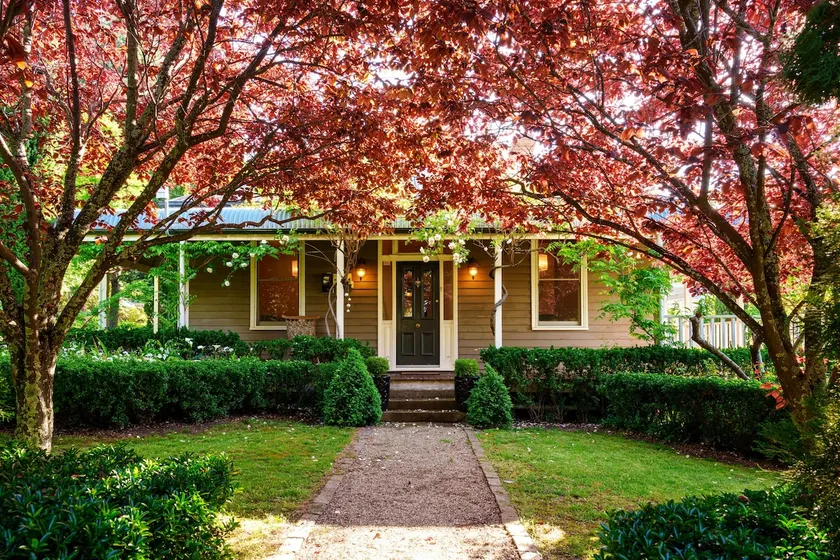 Malakoff House & Cottage - Image 1