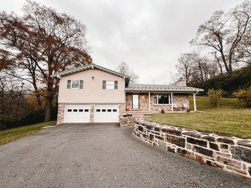 Spacious 3BR Retreat:4 Queen + King; 12 to stadium - Image 1