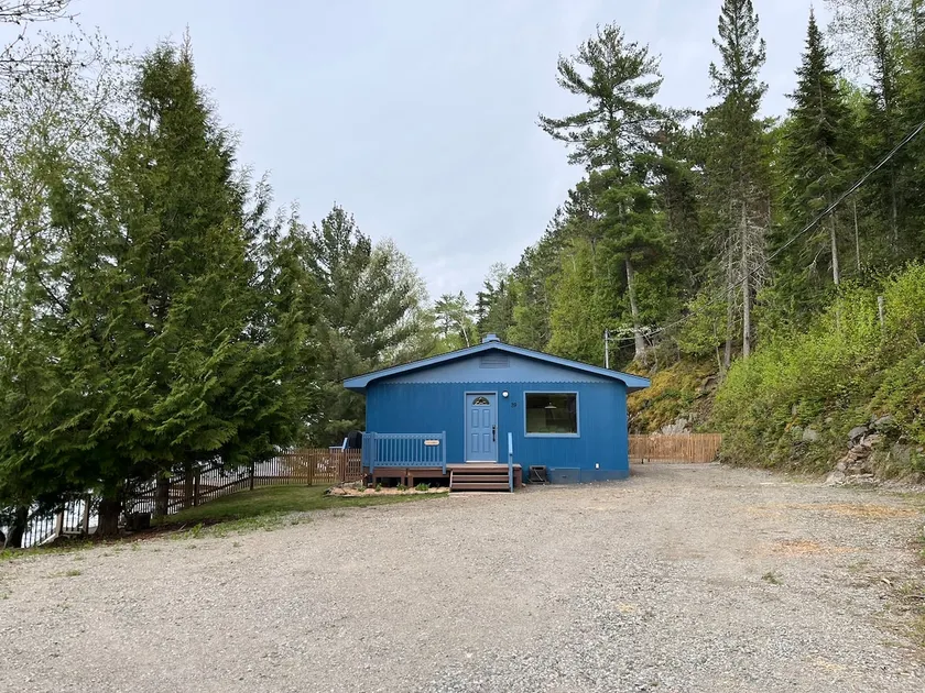 Lake house on Crow Lake - Image 1