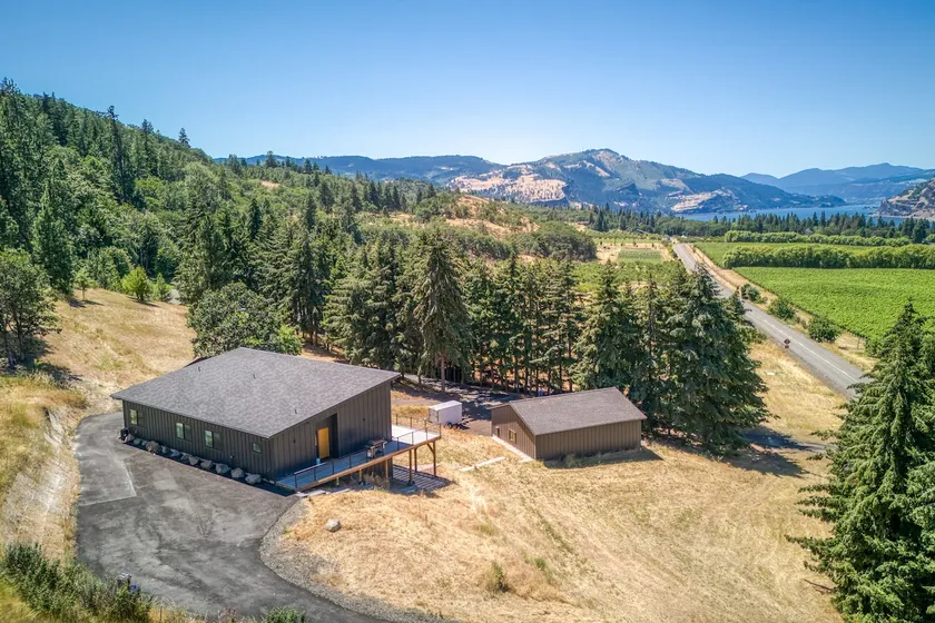 Gorge & Vineyard View Modern Country Home - Image 1