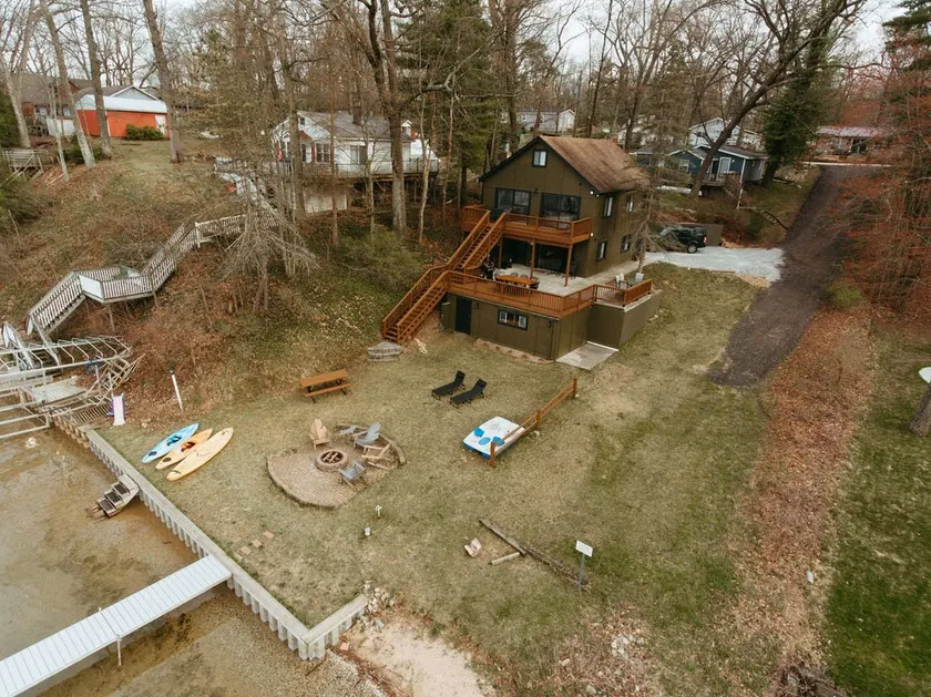 Large Lakefront Cottage w/ HotTub, Media Room - Image 1
