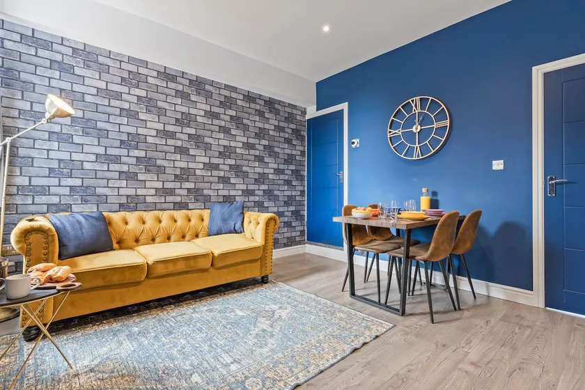 4 Beds | 3 Bath(2-ensuites)| Free Parking | 75Mbps - Image 1