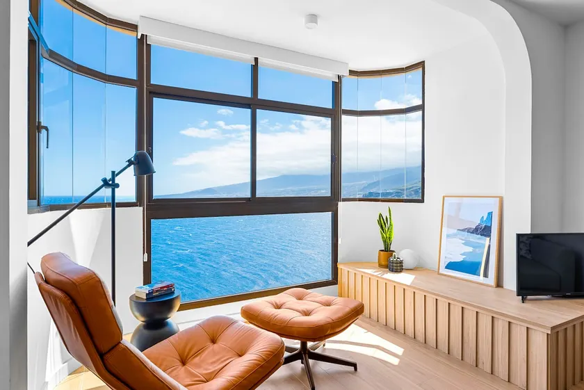 Stylish Apartment with Stunning Views & Parking - Image 1