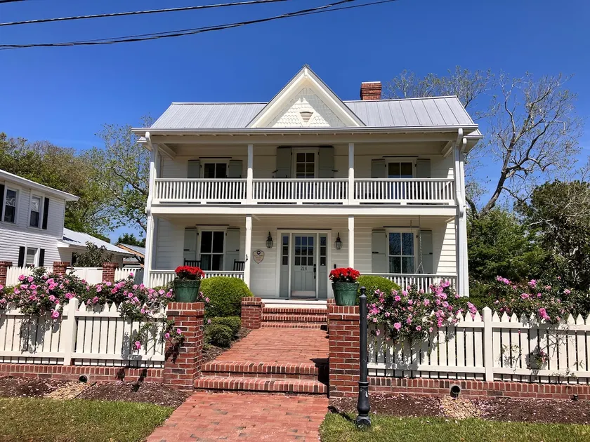 Alex Moore House (Fri to Fri summer bookings) - Image 1