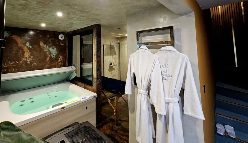 Romantic suite in Carnac with private hot tub & massage - Image 1