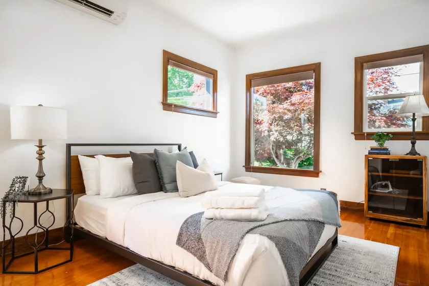 Stylish 3B2B home w/AC in Central Ballard - Image 1