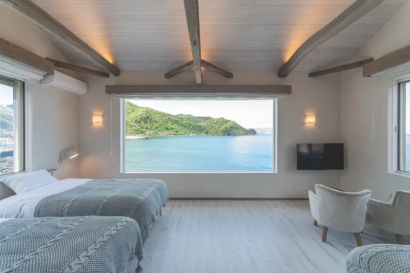 Directly connected to the sea! 2 tsubo of coastline. Cove KAWANA, Izu ocean front villa with a chic sauna - Image 1