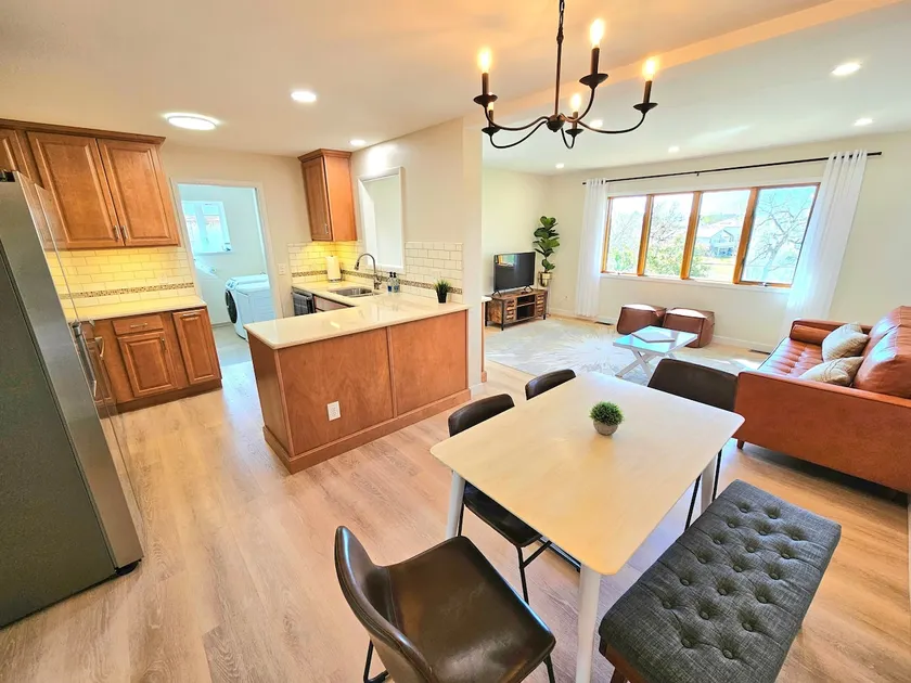 One Level Cozy Home backing to Lake Park, SKI - Image 1