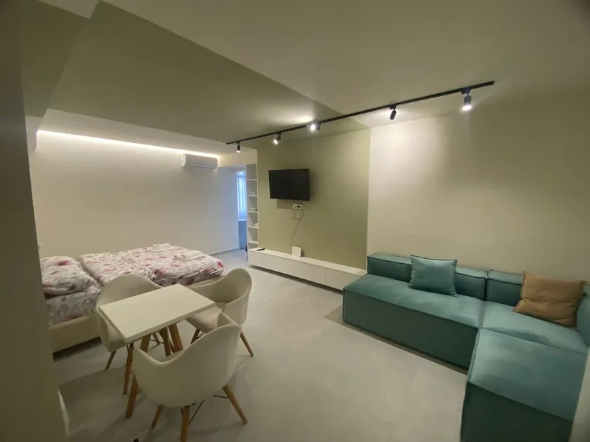 Mia Lake Apartment - Image 1
