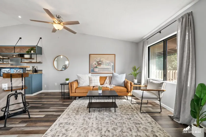 Alaskan Floral Arrangement Townhome (1) - Image 1