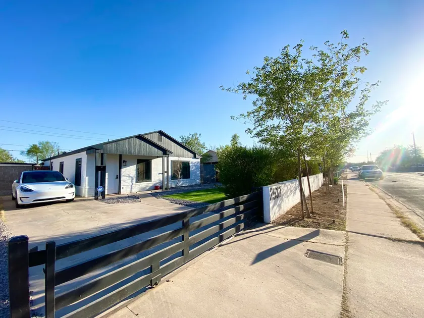 Private Urban Retreat Located Near Downtown Phx - Image 1