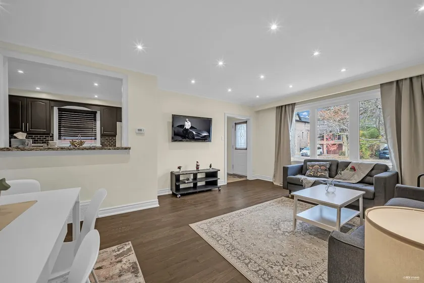 Luxury Single Level 3BR Home with 2 Parking - Image 1