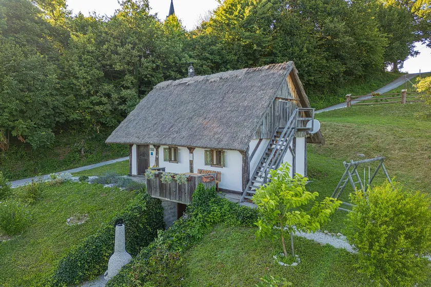 Vineyard Cottage Skatlar 2 - Image 1