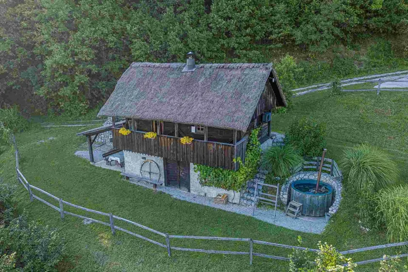 Vineyard Cottage Skatlar - Image 1