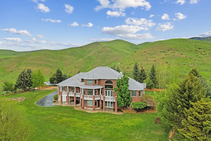 Morgan View Manor w/9 Bedrooms - Image 1