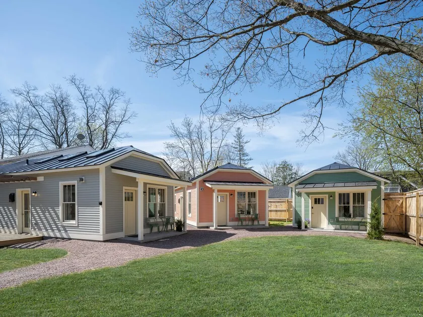 Charming Bungalow + 3 Cottages Near Park & Beaches - Image 1