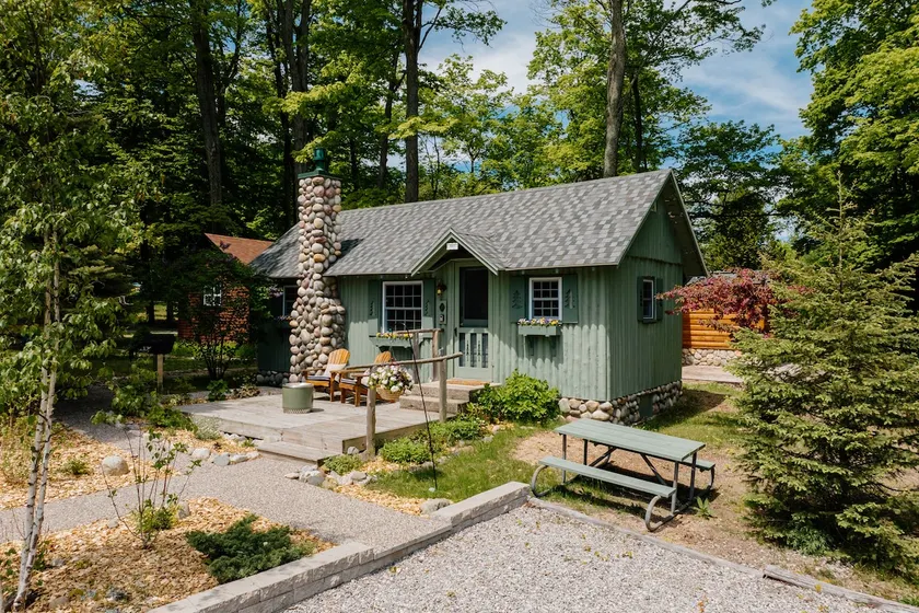 Evergreen Cozy Cottage Near Lake Michigan - Image 1