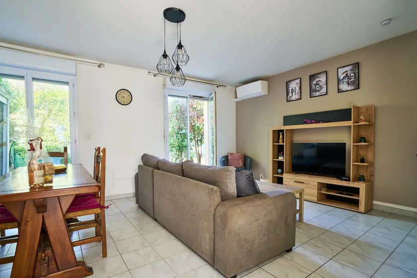 House, air conditioning, garden, parking, near the center - Image 1