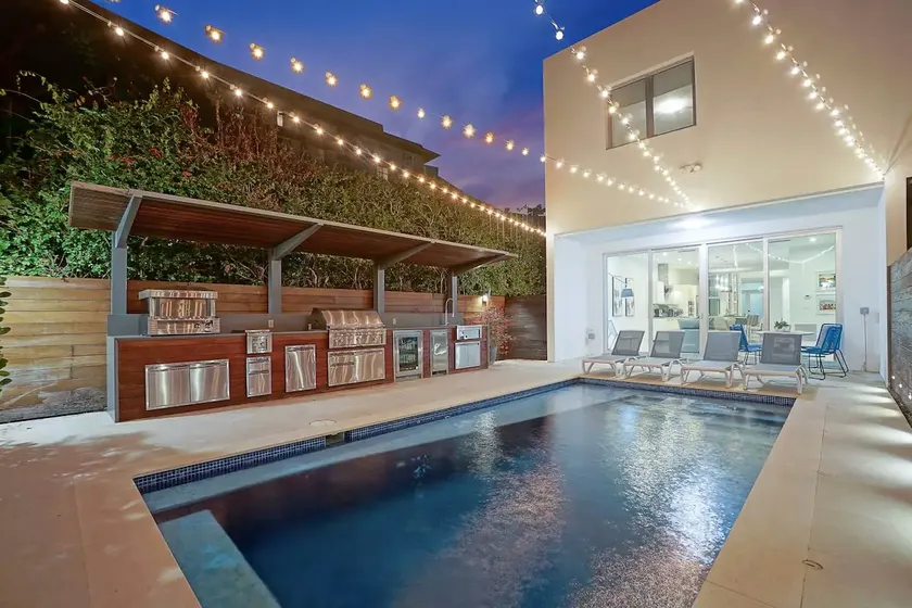 Heated Pool + BBQ + Free Parking - Image 1