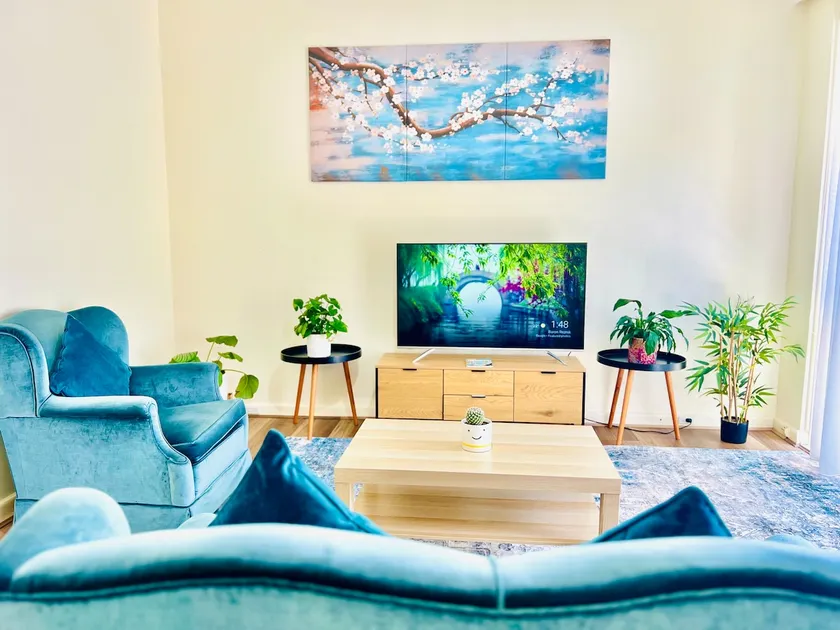 Peaceful Spacious 2 BR Apt with AC & car park - Image 1