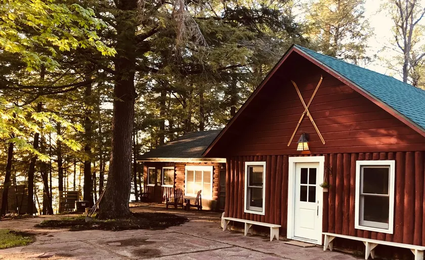 6 Bedroom Lodge on Teal lake - Image 1