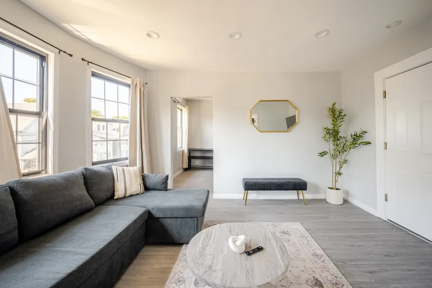 Modern 3 Bedroom Apt In The Heart Of Black Rock - Image 1