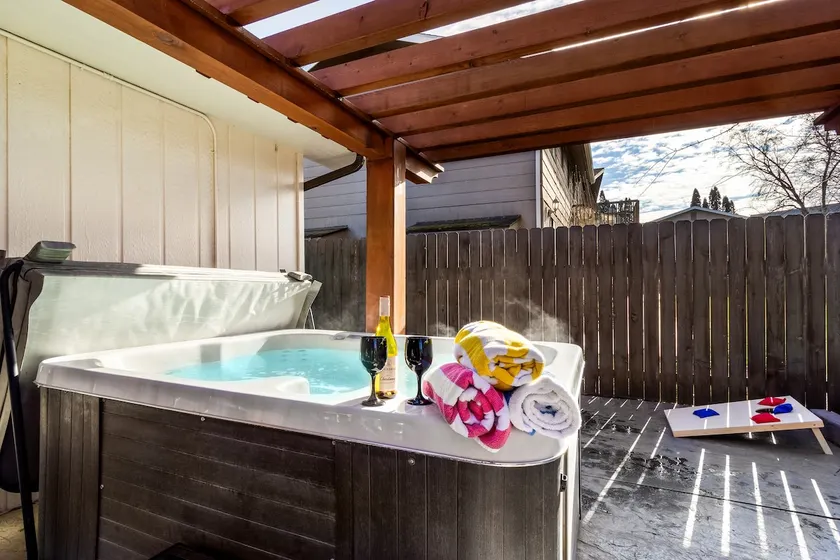 4 King Suites · 2 Kitchens · Hot Tub & Fireplace - Image 1