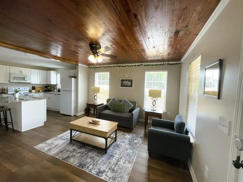 Cozy Renovated Little House Near Base & Fields - Image 1