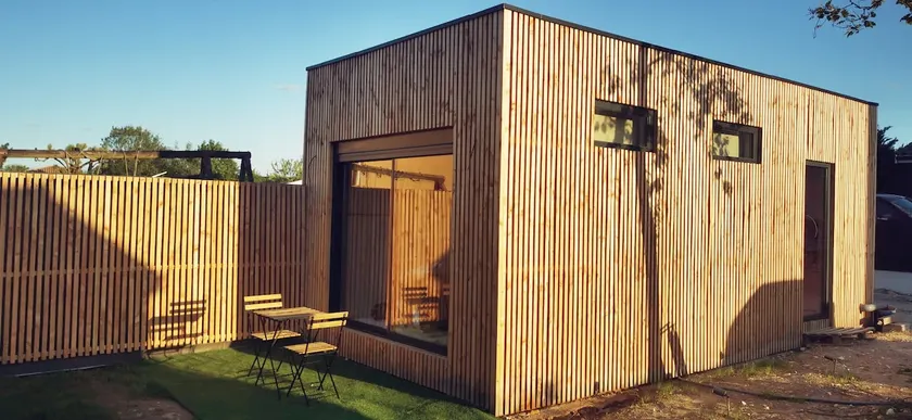 Independent, air-conditioned studio and free parking - Image 1